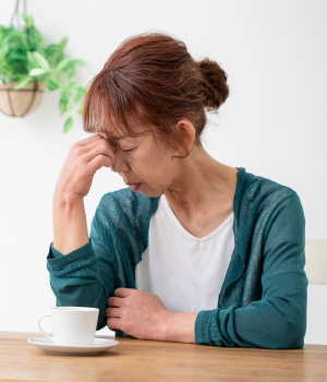 黄斑前膜に悩む女性