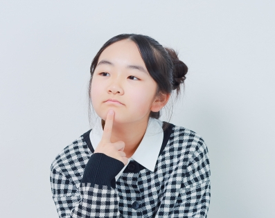 考える女の子