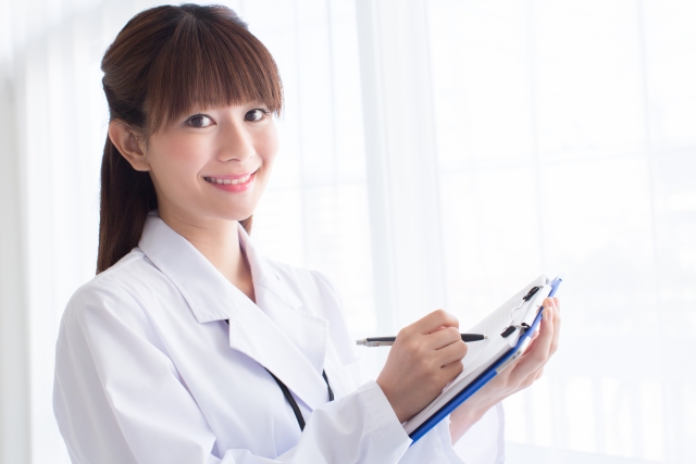 カルテを書き込む女性