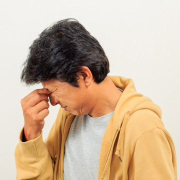 網膜裂孔に悩む男性