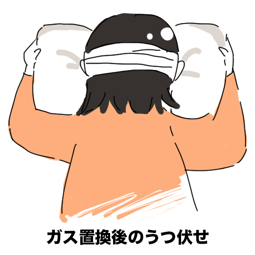 うつ伏せで寝る女性